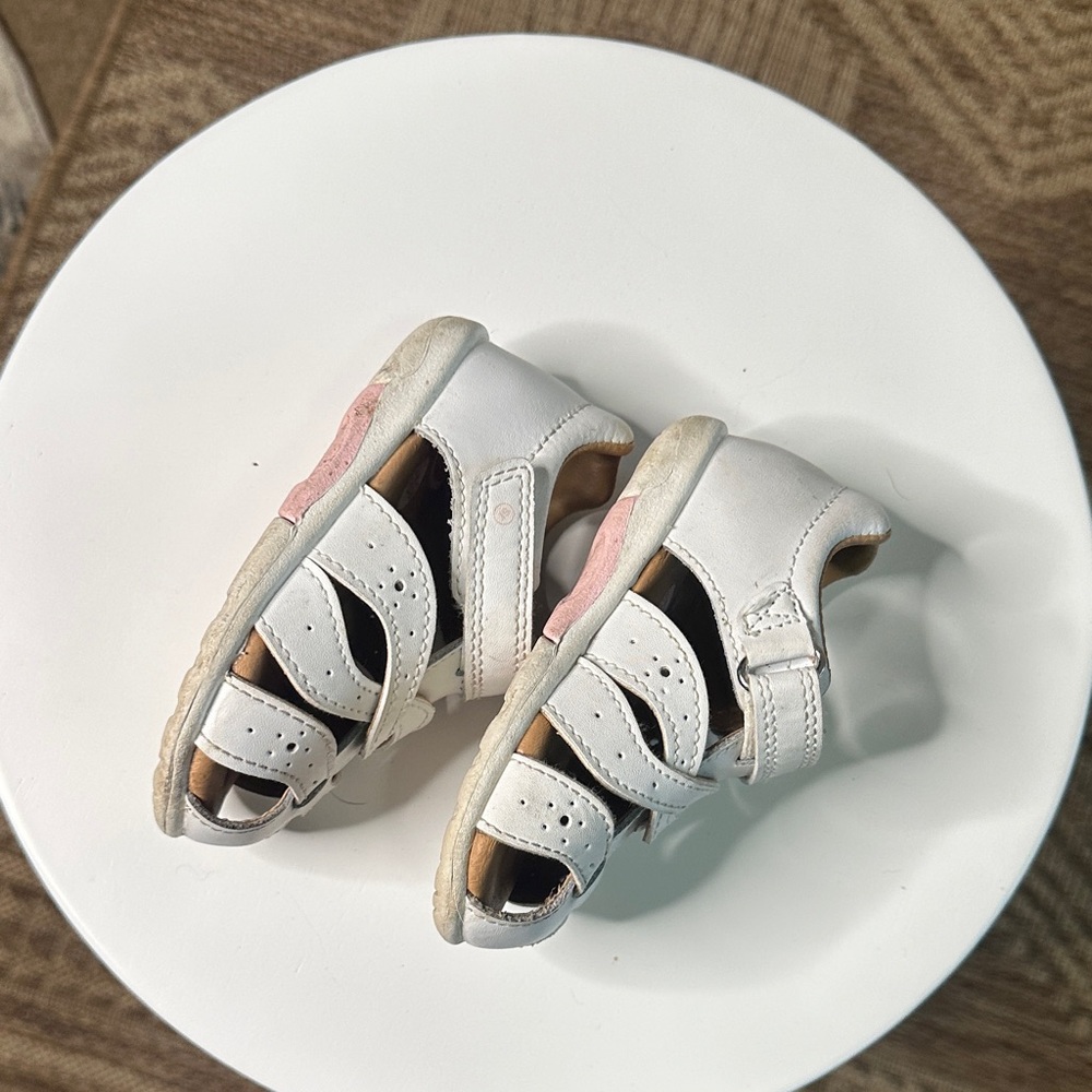 (5for$10) Stride Rite White Kids Sandals - Picture 6 of 7